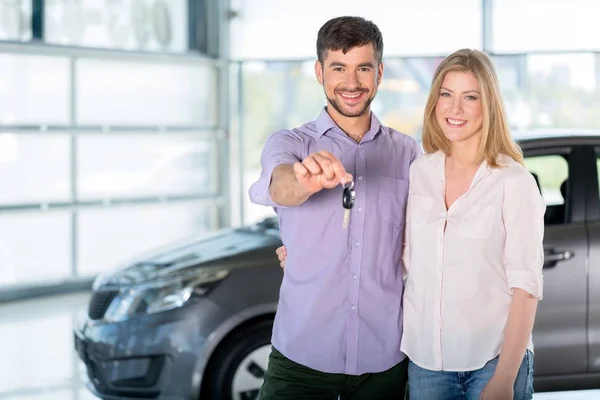 Pareja joven cerca de coche — Foto de Stock