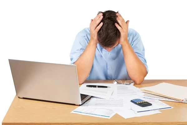 Hombre cansado del trabajo cerca del ordenador portátil —  Fotos de Stock