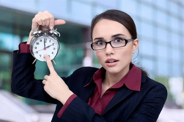 Joven hermosa impactada mujer de negocios — Foto de Stock