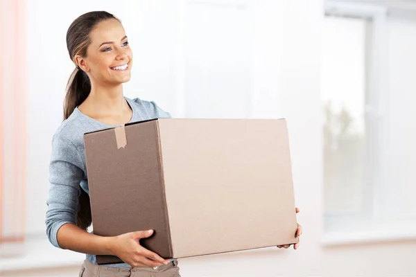 Menina se mudando para casa nova — Fotografia de Stock