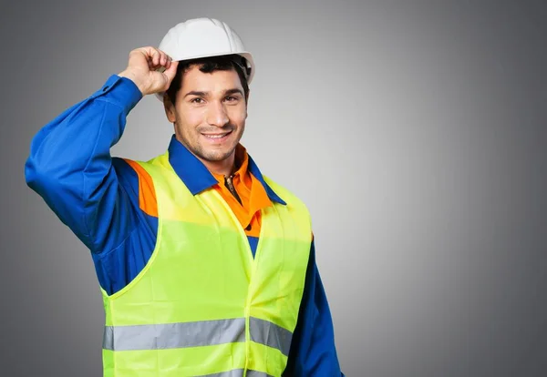 Man står med skyddshjälm — Stockfoto