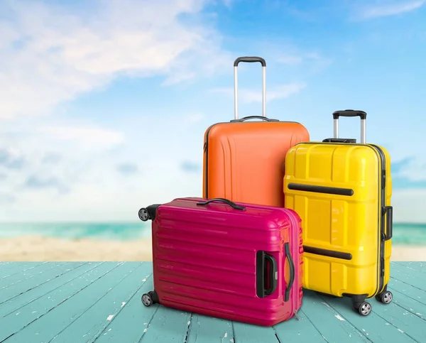 Стек разноцветных чемоданов — стоковое фото