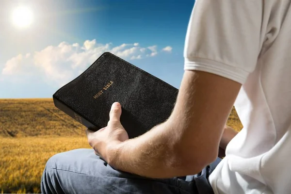 Man Holding livro da Bíblia — Fotografia de Stock