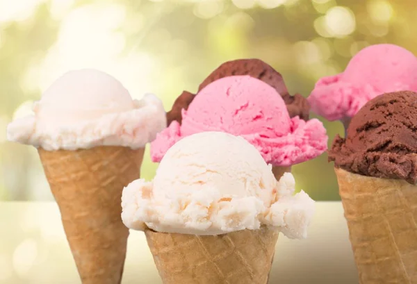 Vários sorvetes em cones — Fotografia de Stock