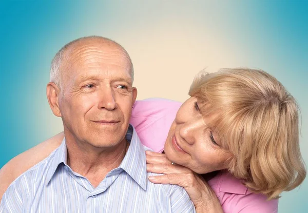 Anziani coppia abbracci — Foto Stock