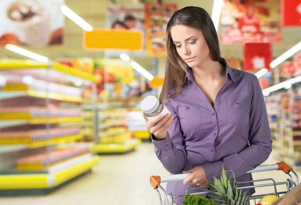 Young woman shopping in grocery store — Stock Photo, Image