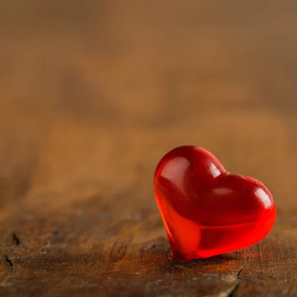 Corazón rojo brillante sobre mesa de madera —  Fotos de Stock