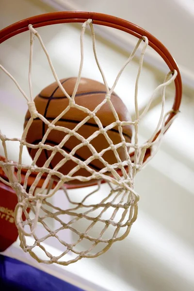 Bola basket jatuh ke net — Stok Foto