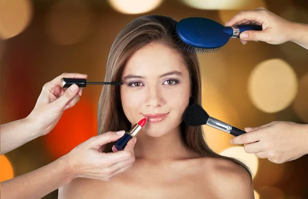 Maskenbildner beim Make-up — Stockfoto
