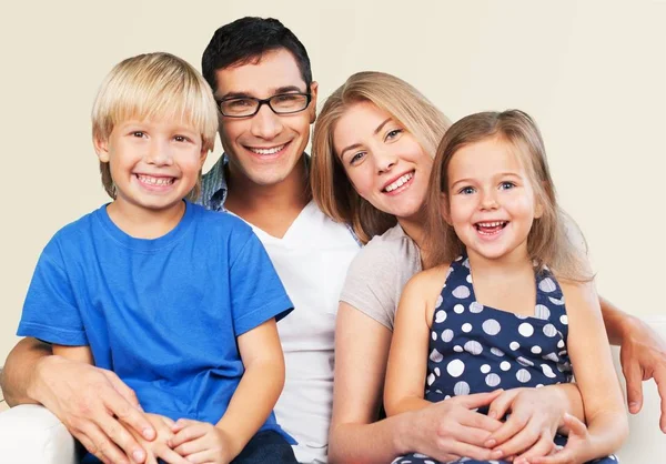 Vackra leende familj i rum — Stockfoto