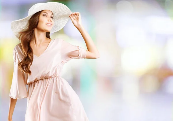 Mujer con sombrero en día ventoso —  Fotos de Stock