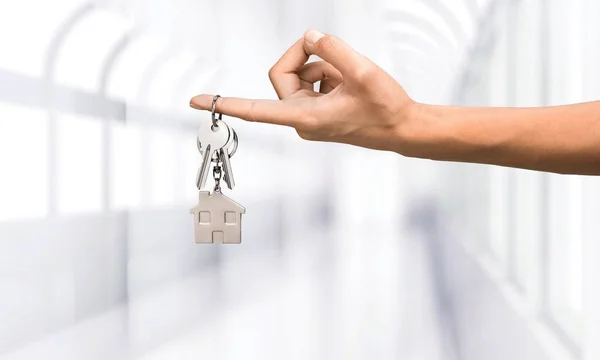 Ключи от дома в руке — стоковое фото