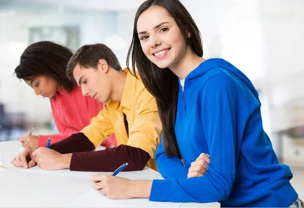 Estudiantes escribiendo notas — Foto de Stock