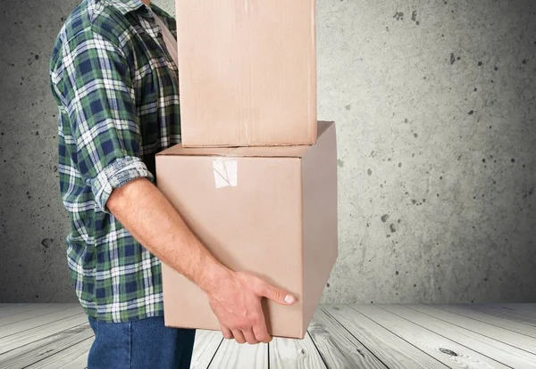 Mann mit Kisten im Zimmer — Stockfoto