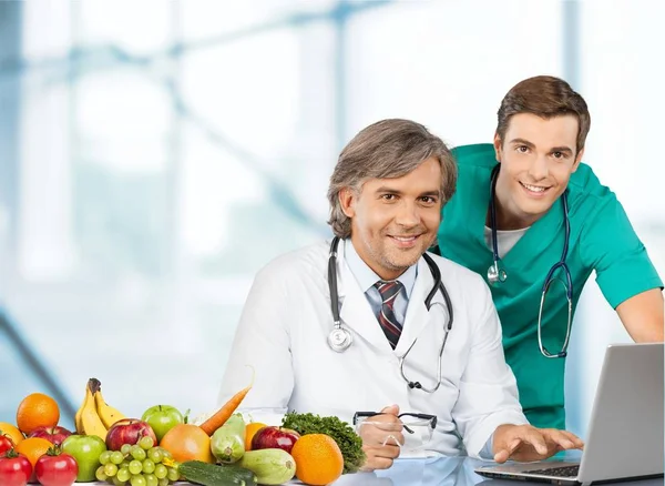 Ärzte über Ernährung und Gesundheitsfürsorge — Stockfoto