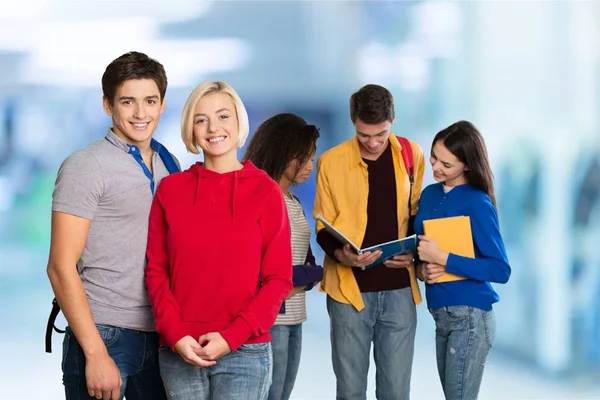 Groep studenten met boeken — Stockfoto