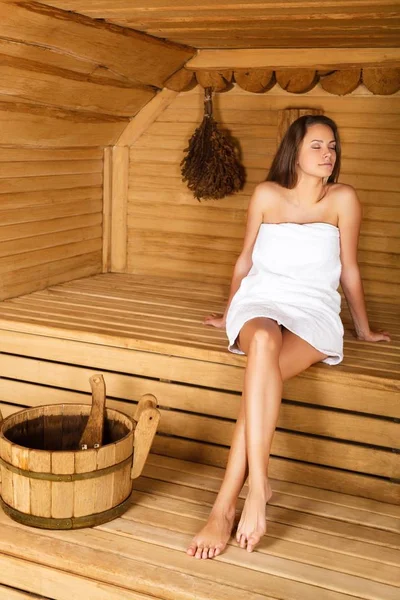 Jovem mulher na sauna — Fotografia de Stock