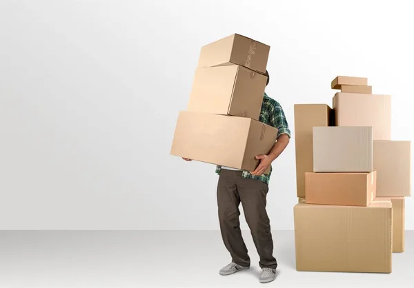 Homme avec des boîtes dans la chambre — Photo