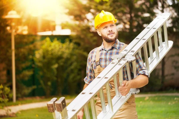 Man in uniform en gele helm — Stockfoto