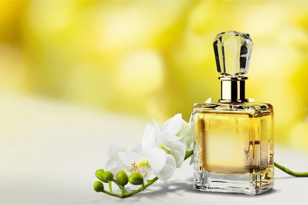 Parfümflasche und Blumen — Stockfoto