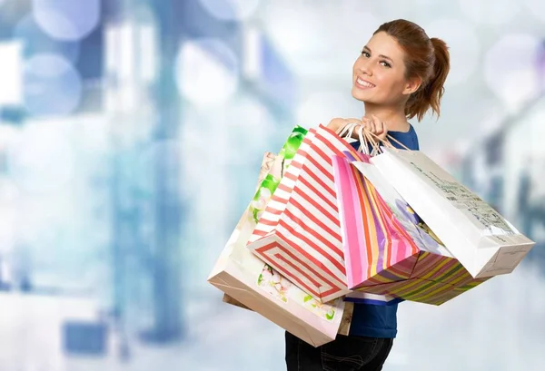 Vrouw met boodschappentassen — Stockfoto