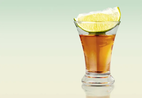 Vaso de tequila con rebanada de liem — Foto de Stock