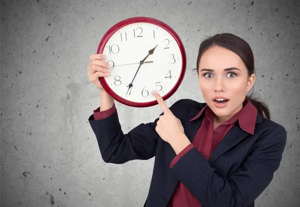 Joven sorprendida mujer señalando en el reloj — Foto de Stock