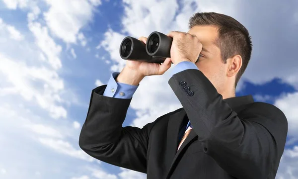 Obchodní muž pomocí dalekohledu — Stock fotografie