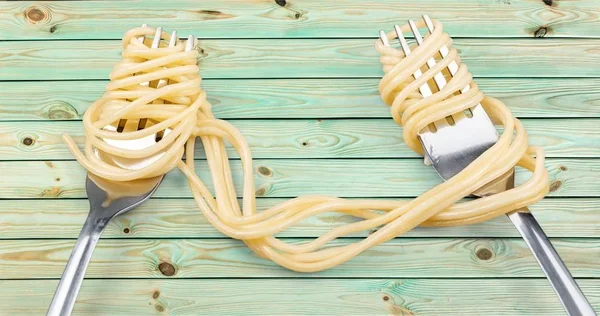 Gafflar med kokt spaghetti — Stockfoto