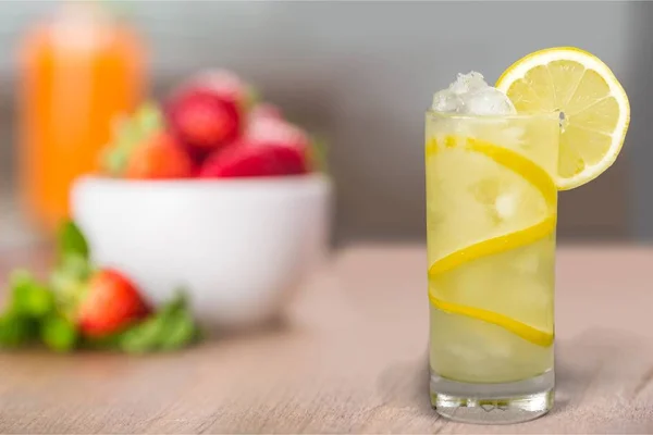 Limonlu kokteyl bardak — Stok fotoğraf