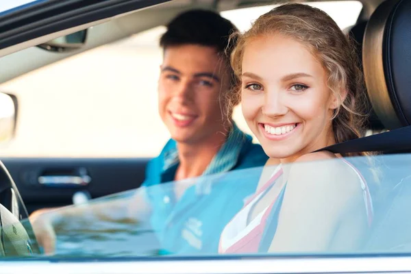 Arabada genç mutlu çift — Stok fotoğraf