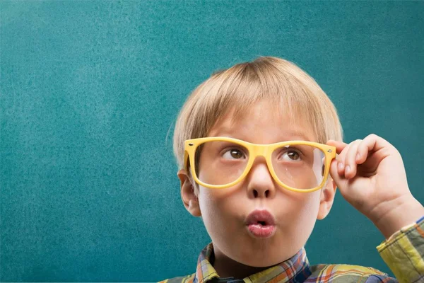 Niño en gafas pensando —  Fotos de Stock