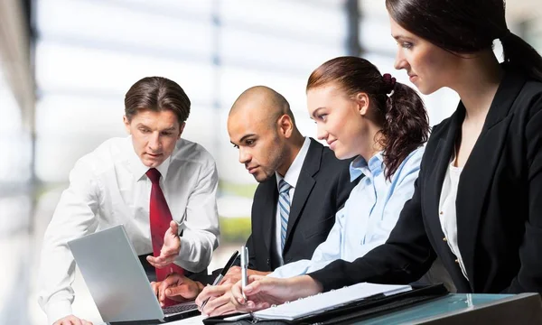 Empresários fazendo relatório — Fotografia de Stock