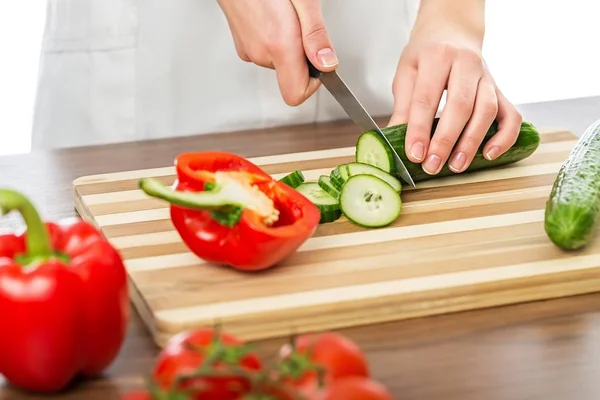 Hands cut vegetables in kitchen — Stock Photo, Image