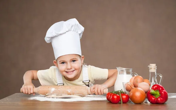 Meisje in witte cook hoed — Stockfoto
