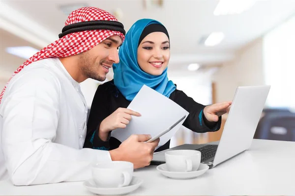 Porträt eines arabischen Paares mit Laptop — Stockfoto