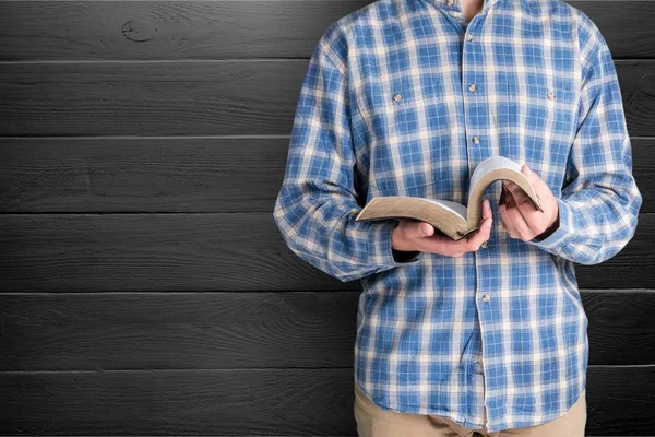 聖書を持つ男の手 — ストック写真