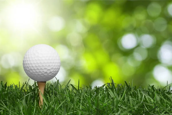 Golfbal in het gras — Stockfoto