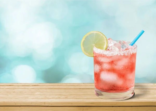 얼음과 레몬 맛 있는 핑크 칵테일 — 스톡 사진