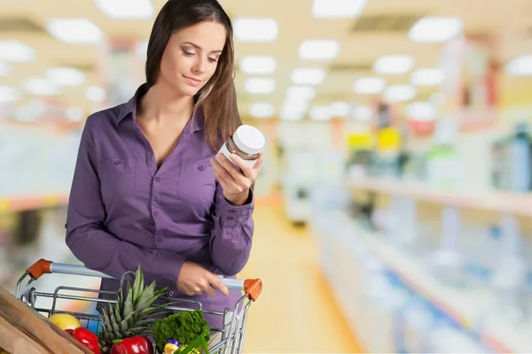 Mulher com carrinho de compras — Fotografia de Stock