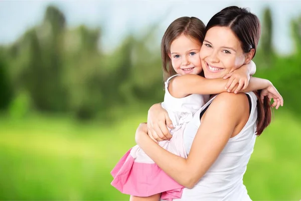 Mãe e filha abraçando — Fotografia de Stock