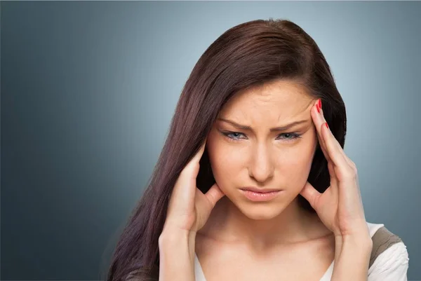 Mujer joven con dolor de cabeza —  Fotos de Stock