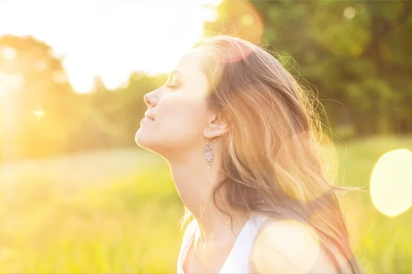 Vrouw onder zonsondergang licht — Stockfoto