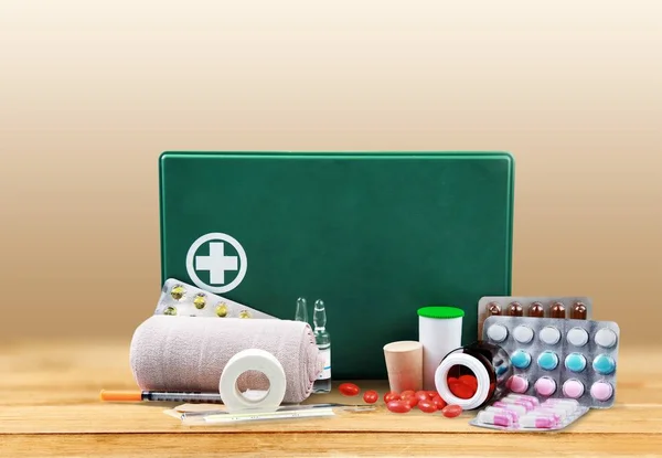 Kit de primeros auxilios con suministros médicos —  Fotos de Stock