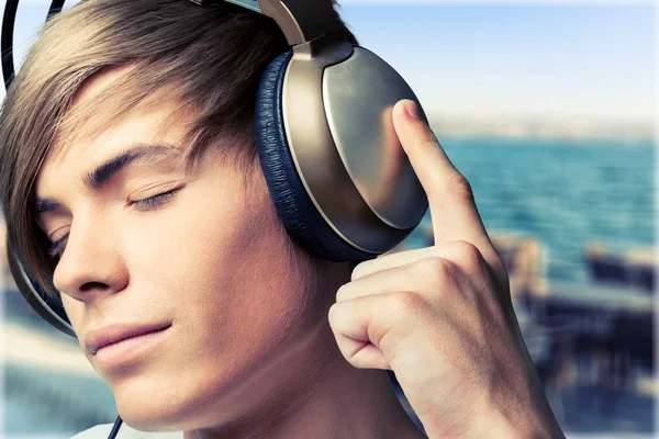 Adolescente chico en auriculares — Foto de Stock
