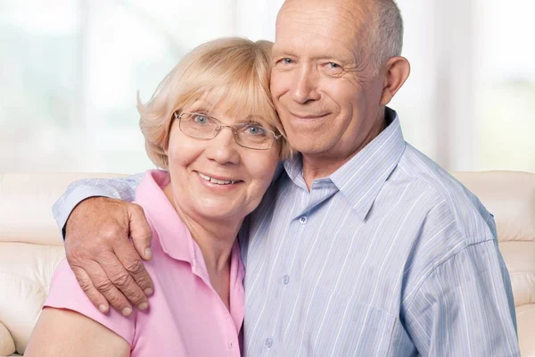 Yaşlı çift sarılma — Stok fotoğraf