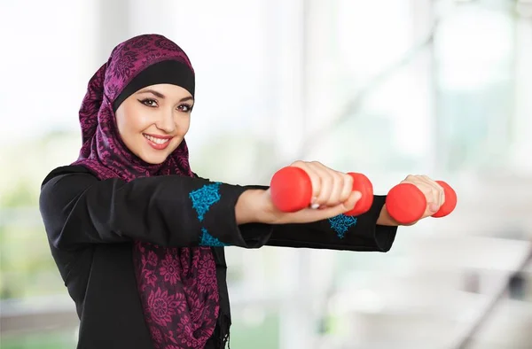 Wanita Muslim muda dengan dumbbells — Stok Foto