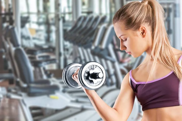 Vackra sportiga kvinnan i gym — Stockfoto