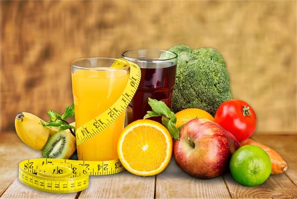 Glasögon av färsk juice och frukter med grönsaker — Stockfoto