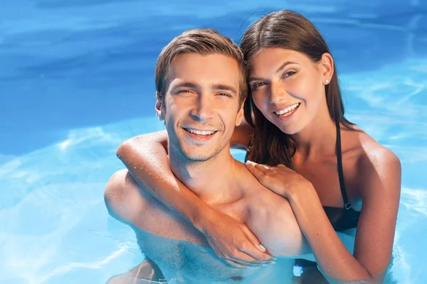 Paar ontspannen op blauw water — Stockfoto
